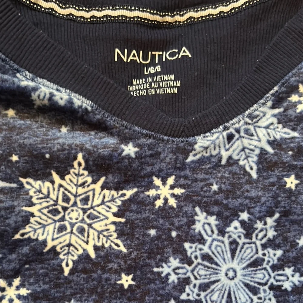 Snowflake Patterned Women’s Pajamas - Picture 2 of 4